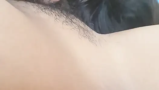 Patronumun yarağını emiyor, ağzımda olmasına bayılıyorum