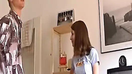 Amatör Alman genç kız ateşli sikiştikte döl içiyor