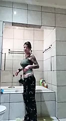 Gizli kamera: üvey kız kardeş banyo yapıyor - çok ateşli