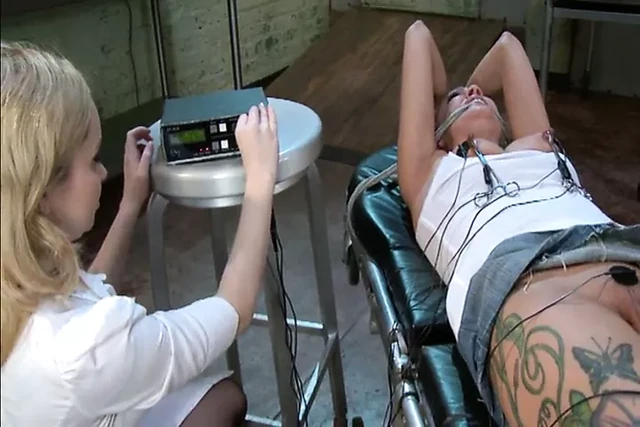 Электрические клещи на сосках и киске