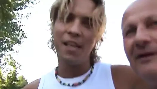 Gençler sidik ve dedeler