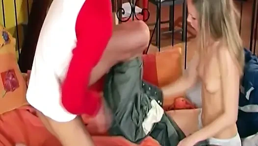 Üvey oğul üvey kız kardeşinin küçük göğüsleriyle oynuyor