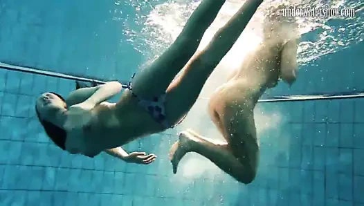 kızlar andrea ve monica birbirlerini su altında sıyırma