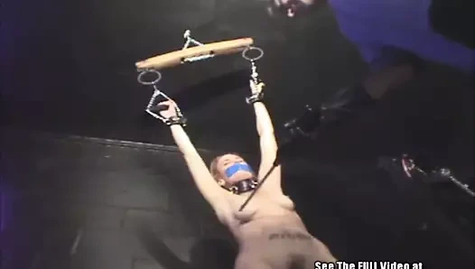 Sarkık memeli zindan sürtük şokuyla sikiliyor