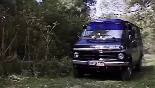 Üçlü! İki güzel genç kadın açık havada bir adam tarafından sikiliyor ve taşaklarını boşaltıyor.