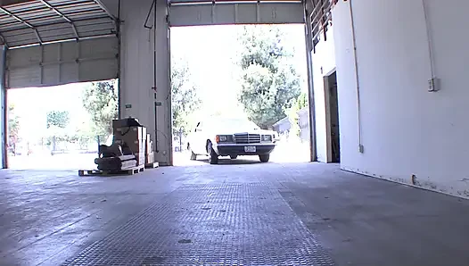 Büyük memeli kızıl saçlı bebek araba işçisini sikiyor