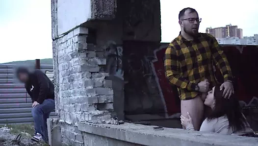 Bir sakso çektik ve bu adam gözetlerken boşalıyor!