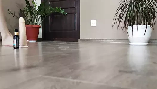 Yerde otururken ince kız mastürbasyon ve fışkırtma