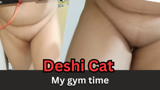 Azgın üvey kız kardeş spor salonunda çıplak yürüyor, sapık üvey baba hareketini filme alıyor