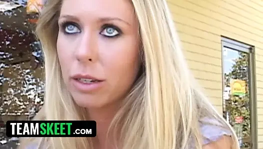 O yeni - seksi sarışın genç kız erkek arkadaşının herkesin içinde amını ovmasını sağlamak fantezisini kabul etti