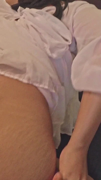 Malezyalı güzel kız üvey erkek kardeşini sikiyor, üvey kız kardeşini sikiyor güzel vücut