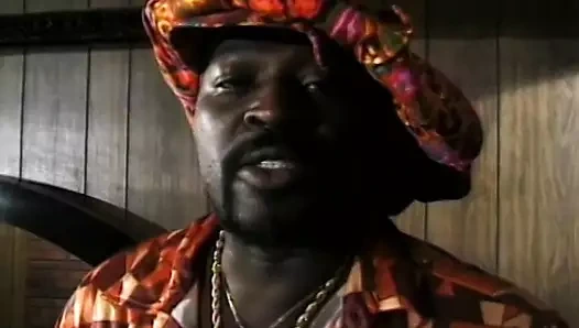 Çoraplı sarışın kız götüne büyük bir yarak alıyor