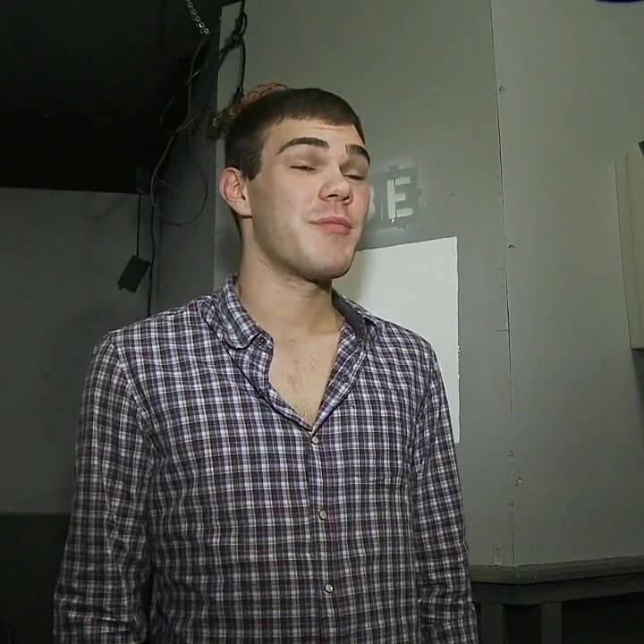 Azgın erkekler yoğun bir seks atarisinde yaraklı bir dolandırıcıyı sikiyor