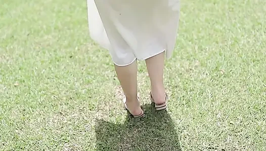 Hintli kız parkta mastürbasyon yapıyor ve sonunda bir otelde sikişiyor