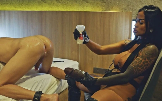 Asyalı orta yaşlı seksi kadın sahibe köle götüne büyük dildo sokuyor