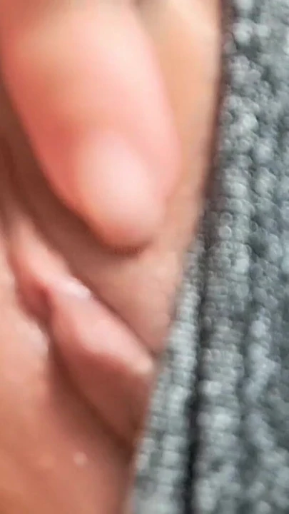 Üvey oğlum beni mastürbasyon yaparken yakaladı ve karşı koyamadı | Klip 1