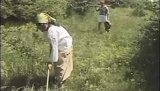 Orta yaşlı seksi kadının dışında domalıyor, amcık yalıyor 69 pozisyonunda