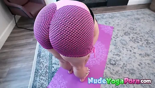 Seksi büyük memeli orta yaşlı seksi kadın claire dames yoga ve mastürbasyon seansı