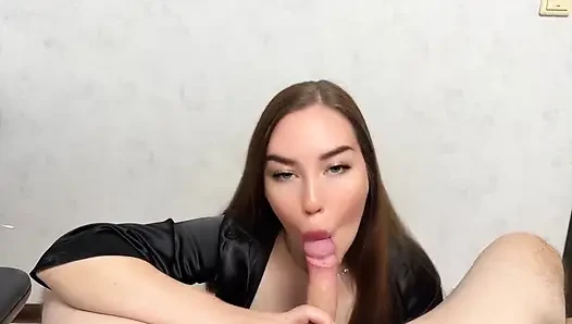 İyi bir sakso için, bir esmer ağzına büyük bir boşalma alıyor!