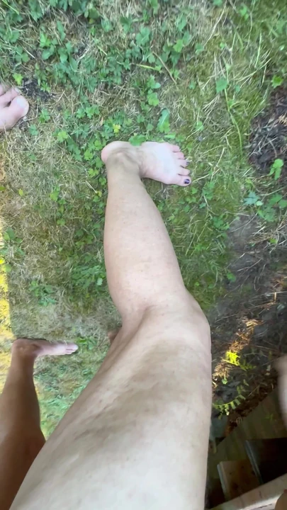 Волнующий момент из "Веснушковая грязная жена наклонилась над палубой и трахается сзади батплагом"