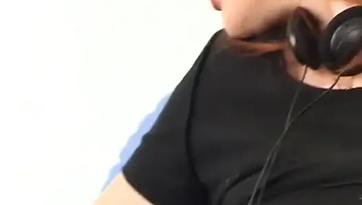 Эмо-девушка в спортзале мастурбирует