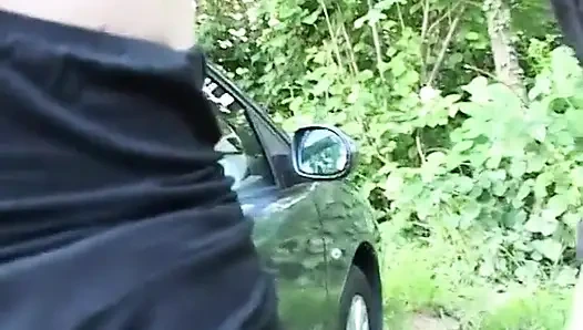 Taşrada ıssız bir yerde sikişmek için iki adam tarafından getirildi