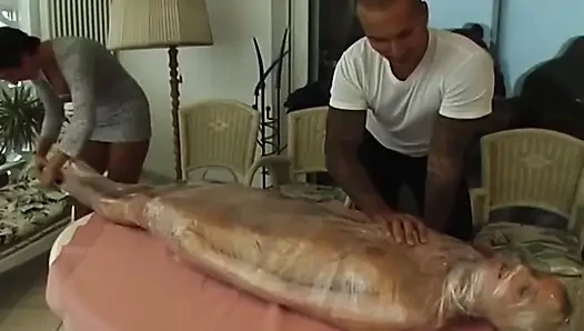 Plastik sarılmış sarışın sürtük acımasızca sikiliyor ve azdırılıyor