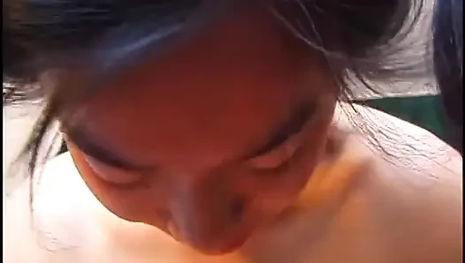 Azgın genç kız öğretmeninin aygır yarağını emiyor