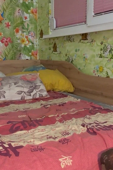 Yorgun üvey anne sekreter Self Masage üvey erkek kardeşi için fışkırtıyor