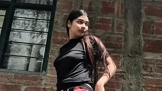 Yulieth Gomez kayınvalistinin park yerinde kendine dokunuyor ve lezzetli göğüslerini gösteriyor