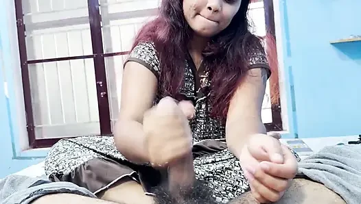 Mallu kız kocasının arkadaşına elle muamele ve penis masajı yapıyor