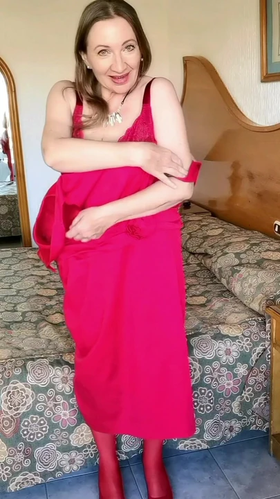 Красное нижнее белье и чулки