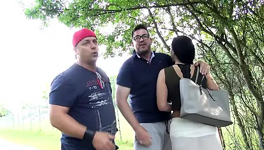 Lilly Fox Arabada Çifte Penetrasyonlu Üçlü Grup Seks