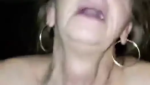 Büyükanne sürmeyi sever