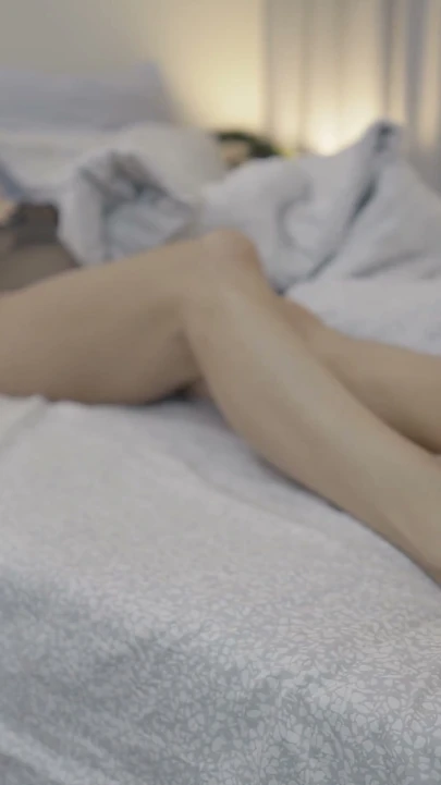 Sarışın orta yaşlı seksi kadın yumuşak tabanlarıyla yavaşça azdırıyor