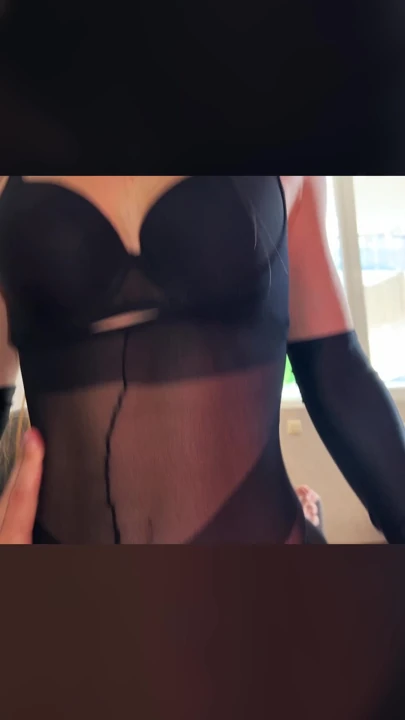 Yüksek topuklu ayakkabılar ve bodystocking - kadın ona kremsi bir son için biniyor! (Mobil 4K) | Klip 1