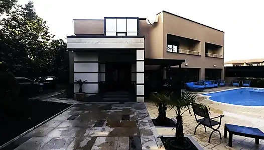 Sarışın Bomba Amcığı Sikiyor Ve Yarağı Çılgınca Gırtlağına Kadar Alıyor