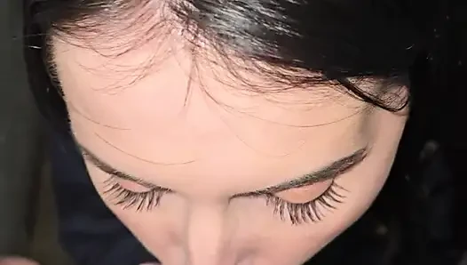 Gerçek orta yaşlı seksi kadın bar tuvaletlerinde müstehcen ön sevişme yapıyor