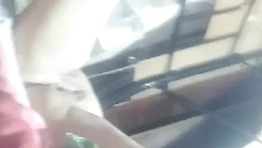 Kadın sikini götten amına sokmayı seviyor