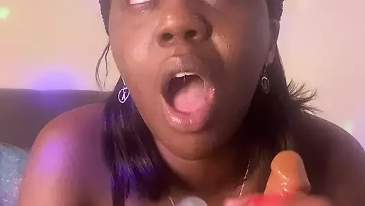 Bu azgın zenci kız erkek arkadaş olabilir misin? Yarağına böyle öğürebilir miyim?