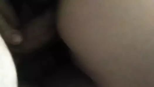 Karımın büyük kıçından sperm dökülüyor ve ona giriyor