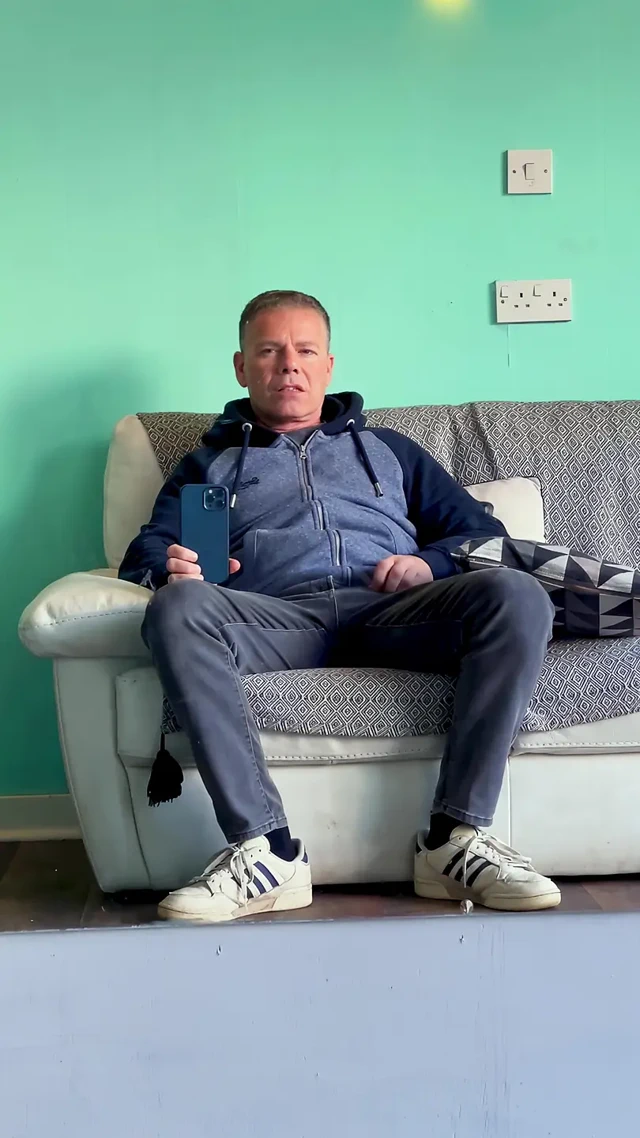 Riskli berber dükkanı yakındaki insanlarla orgazm olmak için döl ovuyor