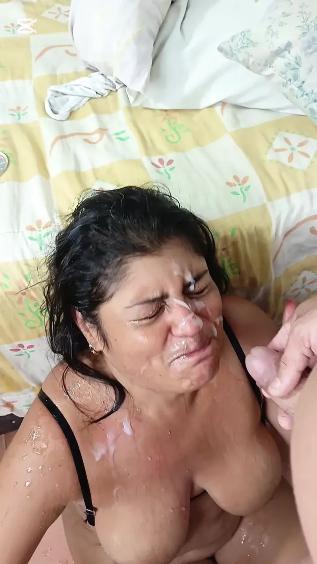 Индийская мачеха заканчивается ее лицом, покрытым молоком и моча в рот после сильного минета