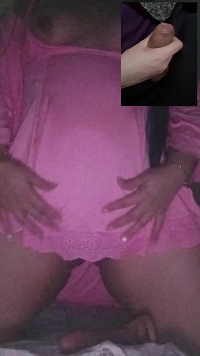 Diskoda karşılıklı mastürbasyon: dildo derin ve elle muamele gösterisi