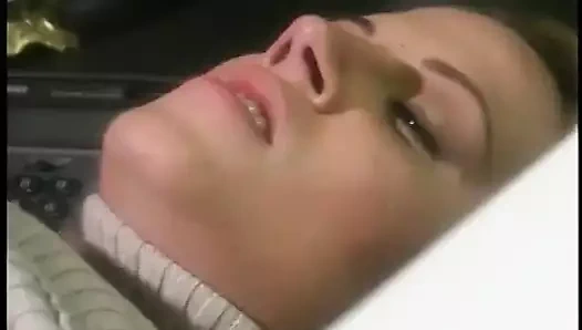 Yaşlı kel adam bu muhteşem genç sarışının sıkı küçük götüyle sikişmeyi seviyor