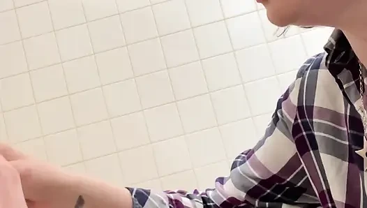 Umumi Tuvaletlerde Masum Bir Çiş Arsız Fışkırtarak Mastürbasyona Dönüştüğünde