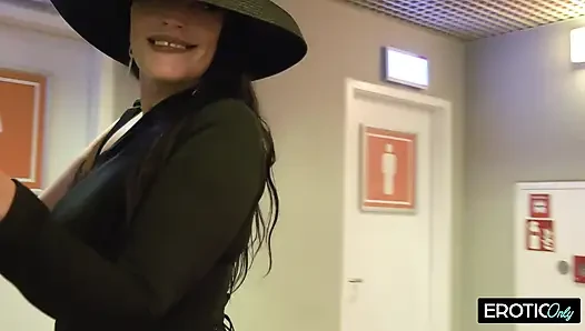Gırtlağına kadar öğürüyor orta yaşlı seksi kadın açık havada sidik çeşmesini serbest bırakıyor