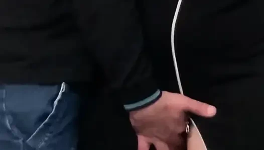 Garip sapık orta yaşlı seksi kadın herkesin içinde amını parmaklıyor