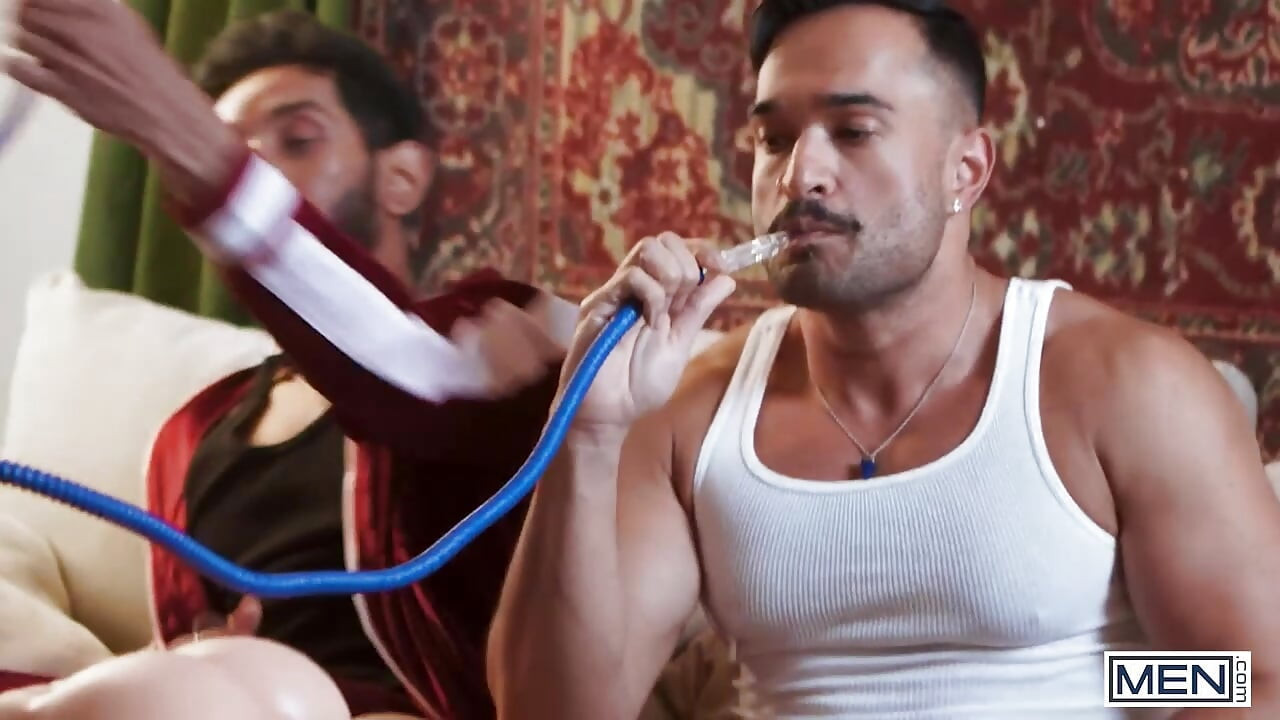Erkekler - ram sivan kaşıkta alt Raj'ı sikiyor, sonra yüzüne döl atmak için çıkıyor