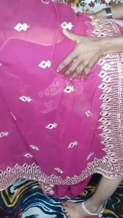 Seksi Hintli kadın üvey kız kardeşinin üvey oğlunu kısrağa dönüşerek ve onu kucağına kaldırarak ve yarağı içine koyarak sikiyor | Klip 2